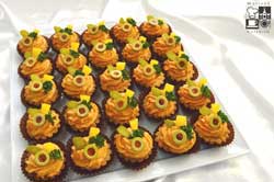 Tartoletki z humusem paprykowym i oliwkami