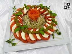 Sałata Capresse z mozarellą, pomidorami, pesto i świeżą bazylią