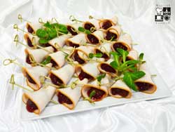 Rożki z piersi indyka z żurawiną i śliwką węgierką