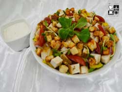 Sałata z grillowanym kurczakiem, grzankami i sosem czosnkowym