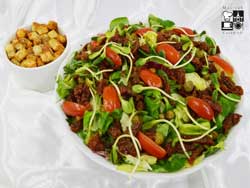 Sałata z suszonymi pomidorami i ziołowymi grzankami