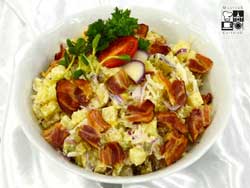 Sałatka chłopska z ziemniakami, ogórkiem, czerwoną cebulą i szczypiorem