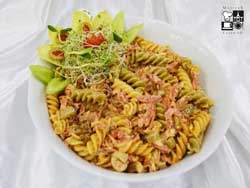 Sałatka z makaronu Tricolore z pepperoni, oliwkami i suszonymi pomidorami