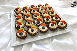 Babeczki z bitą śmietaną i owocami sezonowymi