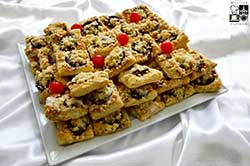 Kompozycja bankietowych ciasteczek francuskich z owocami