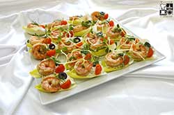 Krewetki królewskie na liściach cykorii