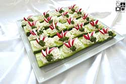 Łódeczki z ogórka z mieszanką ziół i musem jogurtowym