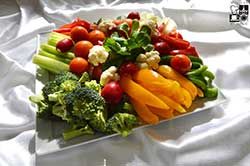 Patera świeżych chrupiących warzyw sezonowych