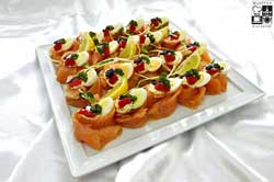 Róże z łososia z przepiórczym jajkiem i kawiorem