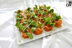 Róże z łososia z rukolą pieprzową
