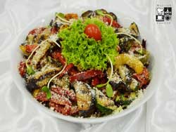 Sałata Antipasti na sałacie lodowej z grillowanego bakłażana, cukinii i papryki kolorowej