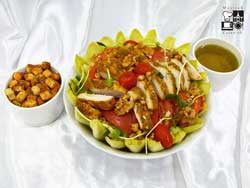 Sałata Cezar na sałacie lodowej z grillowanym kurczakiem, grzankami i sosem vinegret