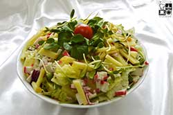 Sałata z ananasem, oscypkiem i paluszkami krabowymi