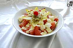 Sałata kulkami mozzarelli, różowym grejpfrutem i migdałami na jogurcie