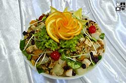 Sałata z pomarańczami, gruszką i pieczonym kurczakiem