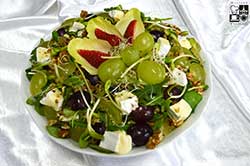 Sałata z sera camembert z truskawkami (sezonowo) lub winogronami, roszponką i orzechami włoskimi