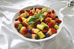 Sałatka owocowa z syropem malinowym