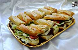 Sandwich z mozarellą i pomidorkami cherry