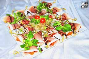 Grillowane brzoskwinie w szynce dojrzewającej