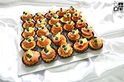 Tartoletki z łososiem i kaparami